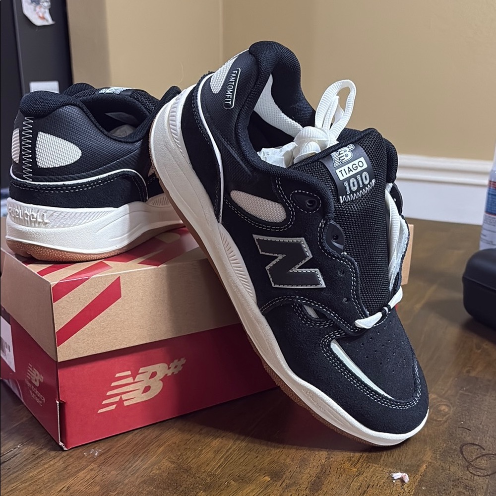 New Balance Black and White Sneakers Classic Style